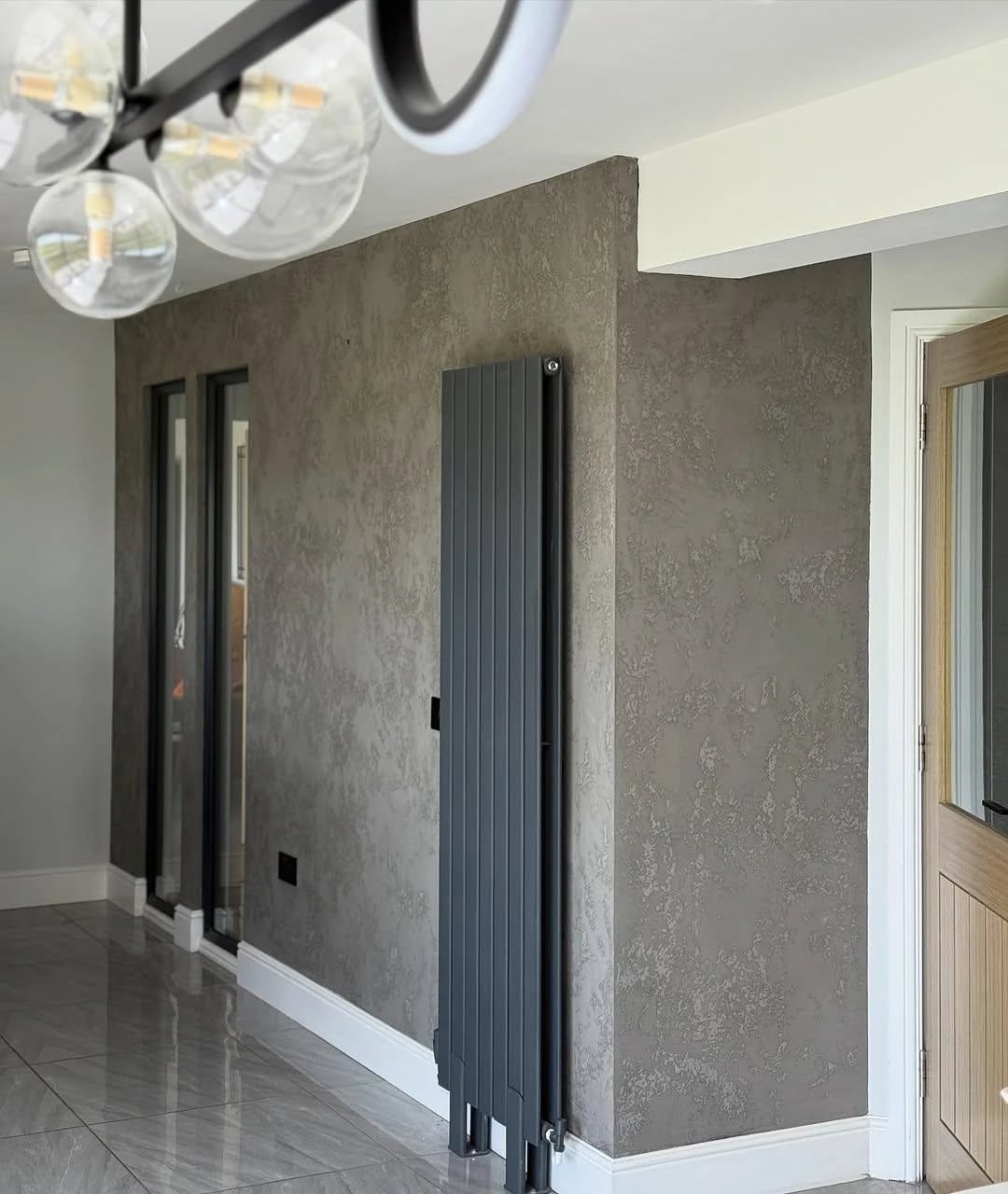 Gri stucco koridor