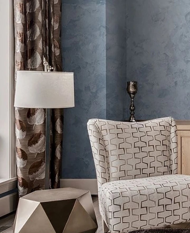Mavi stucco salon